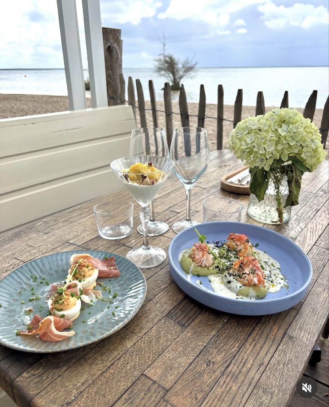 Assiettes gourmandes en terrasse face au lac de Cazaux, restaurant Laouga