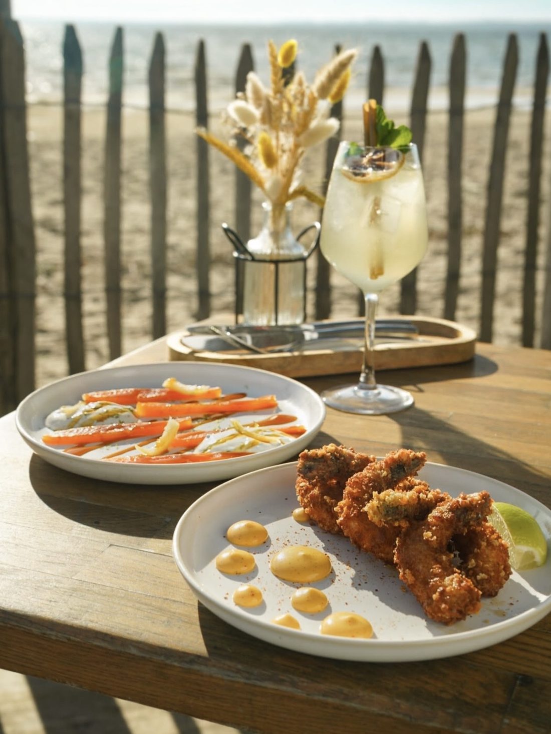 Planche de charcuterie et spritz en terrasse au bord du lac