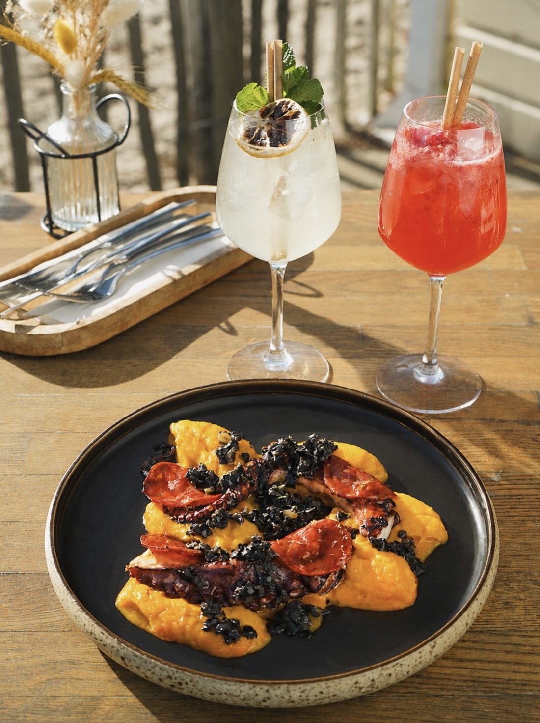 Poulpe grillé et cocktails en terrasse, restaurant Laouga